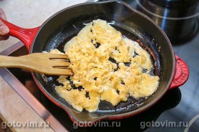 Тосты с яичницей болтуньей и спаржей
