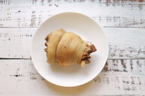 Рулет из свиной рульки в мультиварке