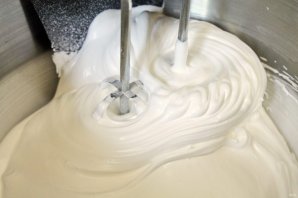 Меренговый рулет с мандаринами Меренговый рулет с мандаринами