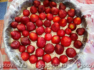 Десерт из клубники с желе, творогом и миндальной крошкой Десерт из клубники с желе, творогом и миндальной крошкой