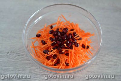 Морковный салат с чесноком и зернами граната