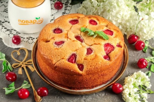 Пирог с вишней и клубникой Пирог с вишней и клубникой