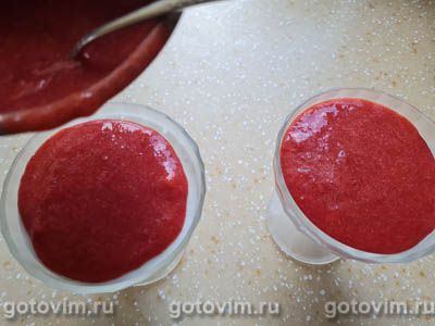 Желе из йогурта с творожным сыром и клубникой (на желатине) Желе из йогурта с творожным сыром и клубникой (на желатине)