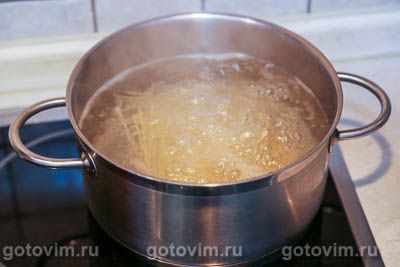 Спагетти со спаржей и грибами шимеджи Спагетти со спаржей и грибами шимеджи