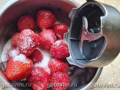 Желе из йогурта с творожным сыром и клубникой (на желатине) Желе из йогурта с творожным сыром и клубникой (на желатине)
