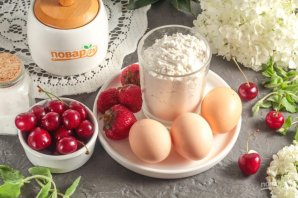 Пирог с вишней и клубникой Пирог с вишней и клубникой