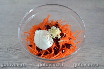 Морковный салат с чесноком и зернами граната