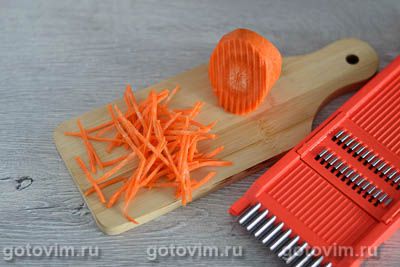 Морковный салат с чесноком и зернами граната