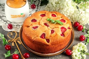 Пирог с вишней и клубникой Пирог с вишней и клубникой
