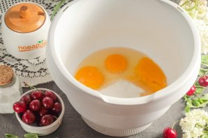 Пирог с вишней и клубникой Пирог с вишней и клубникой