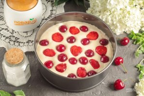 Пирог с вишней и клубникой Пирог с вишней и клубникой