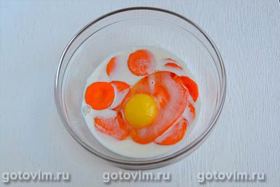 Нежный морковный бисквит с мягким творогом и бананом (для микроволновки)