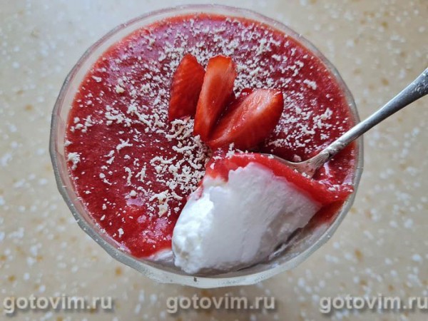 Желе из йогурта с творожным сыром и клубникой (на желатине) Желе из йогурта с творожным сыром и клубникой (на желатине)