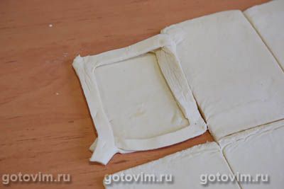 Слойки с творожным сыром и клубникой
