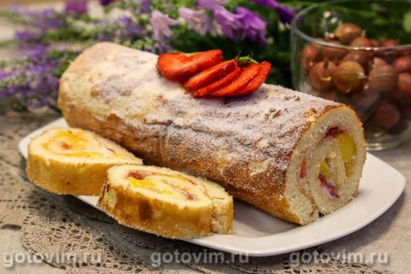 Бисквитный рулет с кремом, манго и клубникой Бисквитный рулет с кремом, манго и клубникой