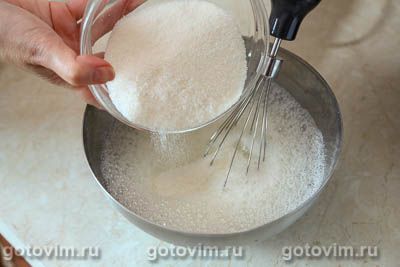 Бисквитный рулет с кремом, манго и клубникой Бисквитный рулет с кремом, манго и клубникой