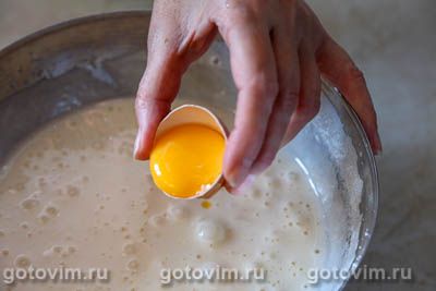 Бисквитный рулет с кремом, манго и клубникой Бисквитный рулет с кремом, манго и клубникой