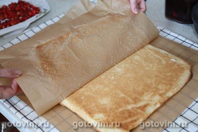 Бисквитный рулет с кремом, манго и клубникой Бисквитный рулет с кремом, манго и клубникой