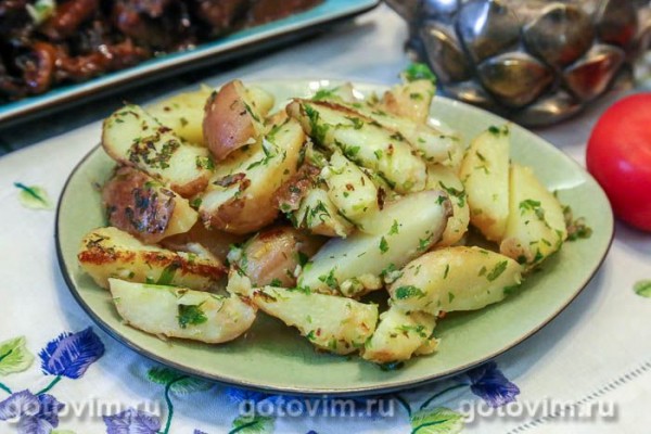 Молодой картофель с чесноком и зеленью в ароматном сливочном масле Молодой картофель с чесноком и зеленью в ароматном сливочном масле