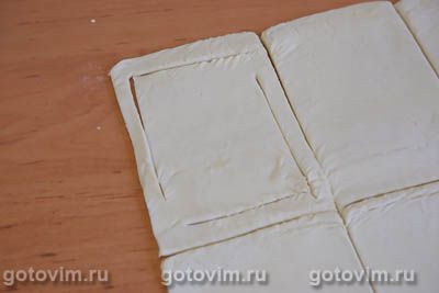 Слойки с творожным сыром и клубникой