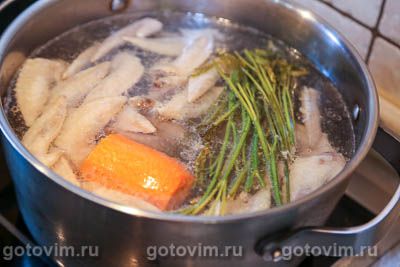 Летние щи на курином бульоне со свекольной ботвой Летние щи на курином бульоне со свекольной ботвой