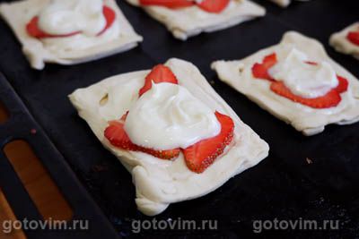 Слойки с творожным сыром и клубникой
