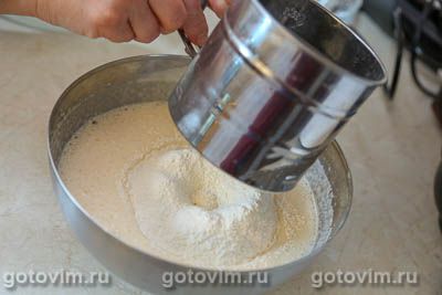 Бисквитный рулет с кремом, манго и клубникой Бисквитный рулет с кремом, манго и клубникой