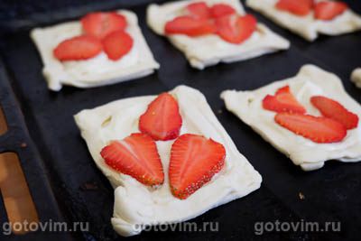 Слойки с творожным сыром и клубникой