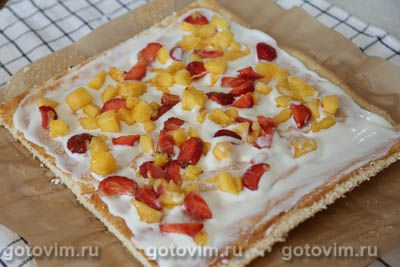 Бисквитный рулет с кремом, манго и клубникой Бисквитный рулет с кремом, манго и клубникой