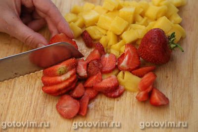 Бисквитный рулет с кремом, манго и клубникой Бисквитный рулет с кремом, манго и клубникой