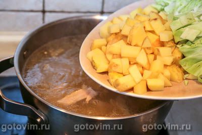 Летние щи на курином бульоне со свекольной ботвой Летние щи на курином бульоне со свекольной ботвой