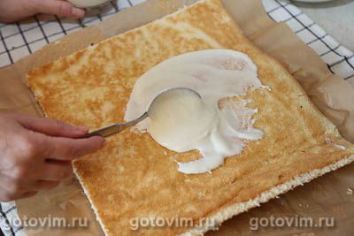 Бисквитный рулет с кремом, манго и клубникой Бисквитный рулет с кремом, манго и клубникой