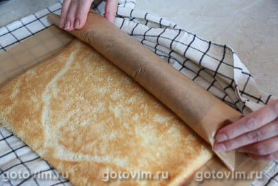 Бисквитный рулет с кремом, манго и клубникой Бисквитный рулет с кремом, манго и клубникой