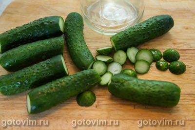 Огурцы с красной смородиной