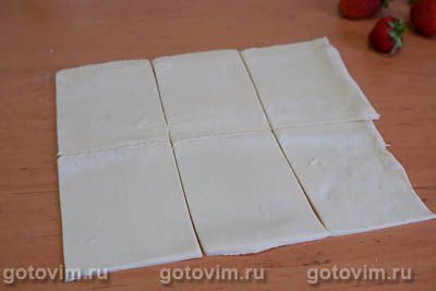 Слойки с творожным сыром и клубникой
