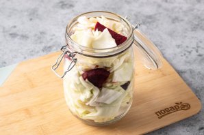 Капуста со свеклой и чесноком быстрого приготовления Капуста со свеклой и чесноком быстрого приготовления