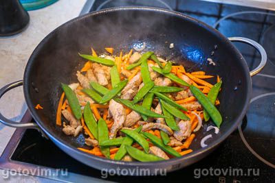 Фунчоза со свининой и стручками молодого зеленого горошка Фунчоза со свининой и стручками молодого зеленого горошка