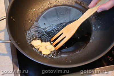 Фунчоза со свининой и стручками молодого зеленого горошка Фунчоза со свининой и стручками молодого зеленого горошка