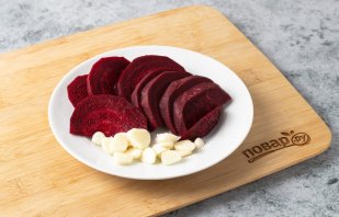 Капуста со свеклой и чесноком быстрого приготовления Капуста со свеклой и чесноком быстрого приготовления