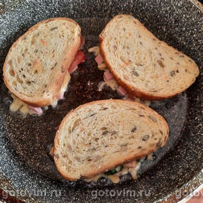 Жареный бутерброд с колбасой, сыром и помидорами