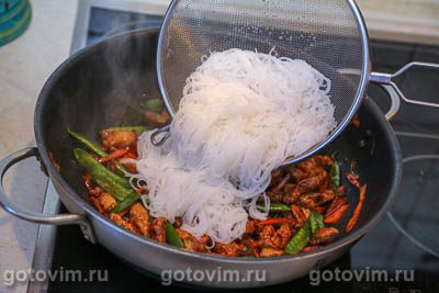 Фунчоза со свининой и стручками молодого зеленого горошка Фунчоза со свининой и стручками молодого зеленого горошка