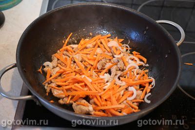 Фунчоза со свининой и стручками молодого зеленого горошка Фунчоза со свининой и стручками молодого зеленого горошка