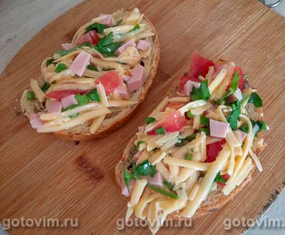 Жареный бутерброд с колбасой, сыром и помидорами