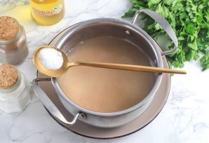 Рассыпчатая пшеничная каша на воде в кастрюле Рассыпчатая пшеничная каша на воде в кастрюле