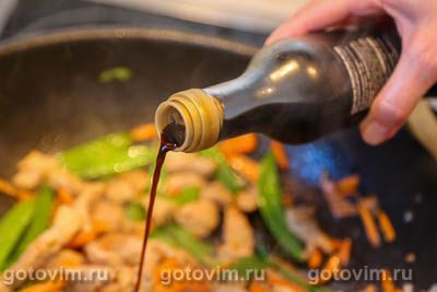 Фунчоза со свининой и стручками молодого зеленого горошка Фунчоза со свининой и стручками молодого зеленого горошка