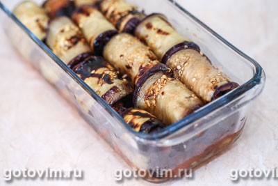Рулетики из баклажанов, тушенные в овощном соусе