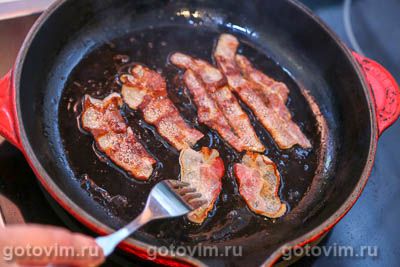 Горячие тосты с сыром бри, беконом и клюквенным вареньем