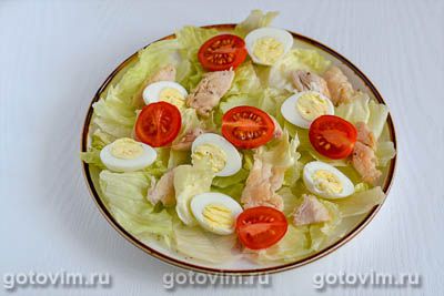 Салат с жареной куриной грудкой, помидорами черри и перепелиными яйцами Салат с жареной куриной грудкой, помидорами черри и перепелиными яйцами