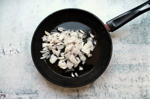 Печень индейки с морковью и луком в сметане