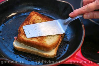 Горячие тосты с сыром бри, беконом и клюквенным вареньем